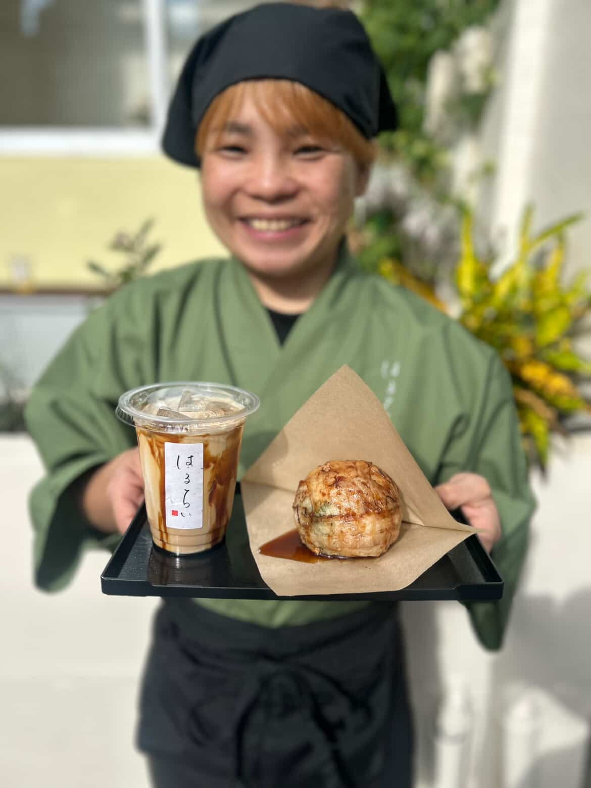 はるちいセット — スタッフが笑顔でセットを持つ