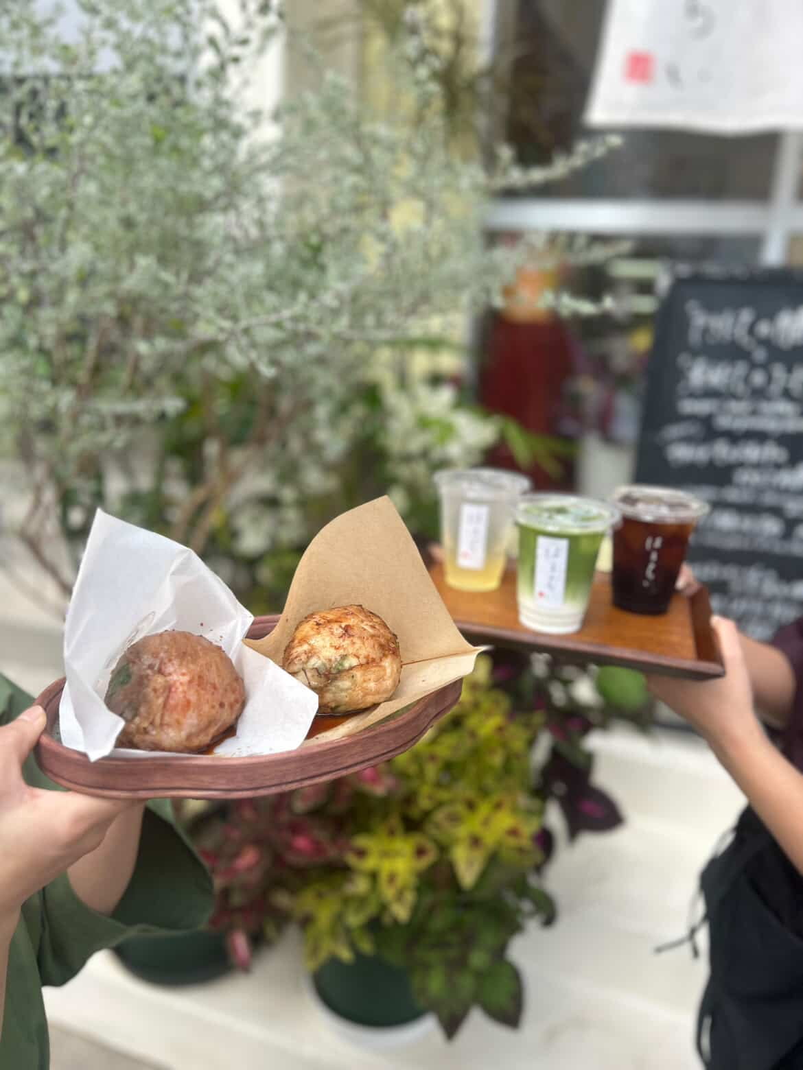 スタッフが食べ物とドリンクを屋外で提供